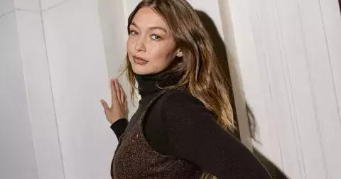 Ideální přechodný trenčkot? Gigi Hadid má jasno a nudný rozhodně není