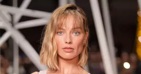 Lazy girl bob: Margot Robbie dokazuje, že nedbalost je extrémně chic
