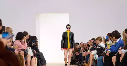 Na jaře 2026 nás čeká vlna optimismu, naše šatníky zaplaví syté barvy