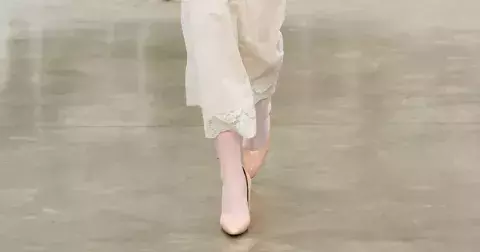 It boty jara 2026: Baleríny na klínku, pohodlný trend a pár cm navíc