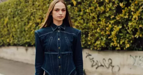 4 tipy, jak se obléct do denimu za 5 minut do práce i na večírek