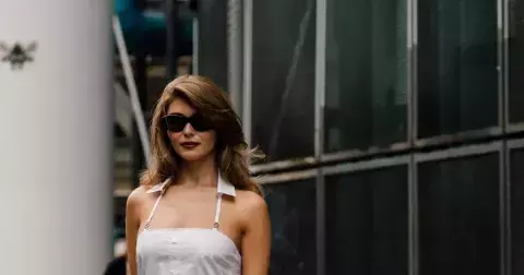 Květiny i bílá: Trendy šaty na jaro podle nejstylovějších Francouzek