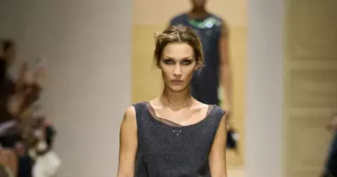 Na jaře 2026 budeme nosit pouze a jedny bermudy a to ty od Prady