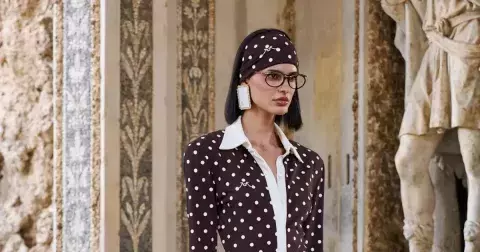 Legíny v nečekaném luxusním pojetí: jak je elegantně kombinovat?