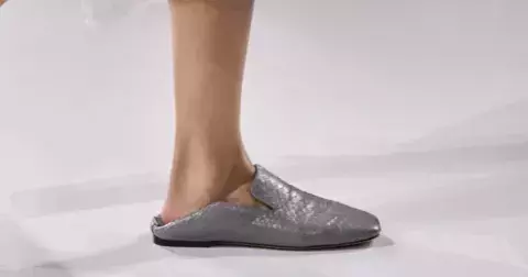 Nejstylovější mokasína jara? Ta bez paty. Spojuje eleganci a pohodlí