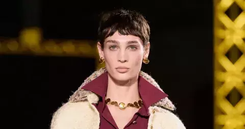 Košile po dědečkovi, ale po svém: Barevný trend ovládne naše šatníky