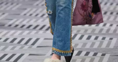 Jsou tohle džíny jara? Zkrácené flare džíny krásně prodlužují nohy