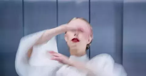 Fashion newsfeed: Duben ve znamení kontrastů i kulturních přesahů