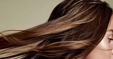Masáž pokožky hlavy: Malý rituál, který s vlasy udělá velké věci