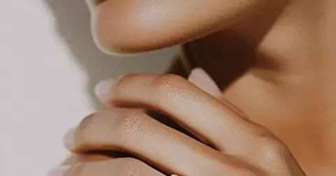 Nail tint: Nejrychlejší hack pro přirozeně krásné nehty bez námahy