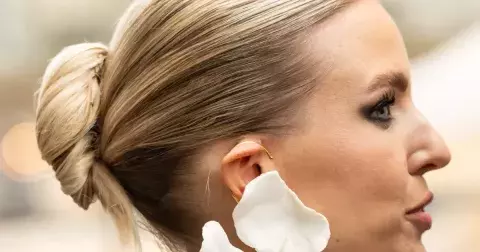 Vlasy na svatbu 2025: 20 elegantních účesů pro vybíravé nevěsty