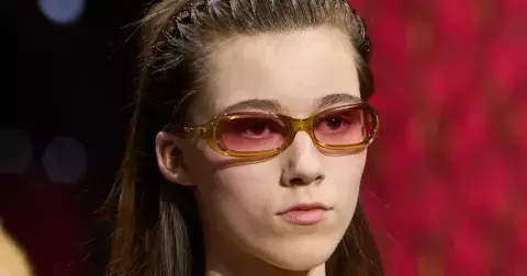 Nostalgie v hlavní roli: Miu Miu vrátila do hry čelenku z tělocviku