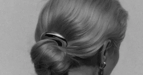 Spony a skřipce jsou hitem roku 2026. Takto je nosí módní insiderky