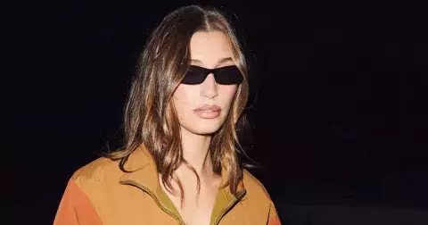 Hailey Bieber vynesla vintage šaty, které se stanou it-kouskem sezóny