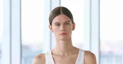 Elegantní hedvábné halenky a topy: Klíč k jarnímu kapsulovému šatníku