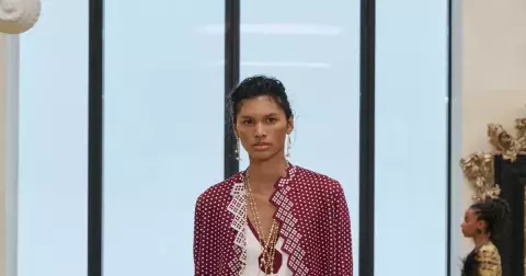 Chanel má jasno: Vrací do našich šatníků sukni s rozparkem