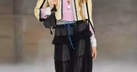 Boho, ale make it witchy: Dua Lipa našla sukni, kterou si zamilujete