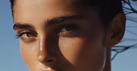 Glow a skincare v jednom? Nová generace samoopalováků umí mnohem víc