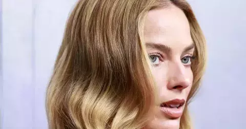 Skin-tone hair: Vlasy tón v tónu s pletí jsou chic trendem roku 2026