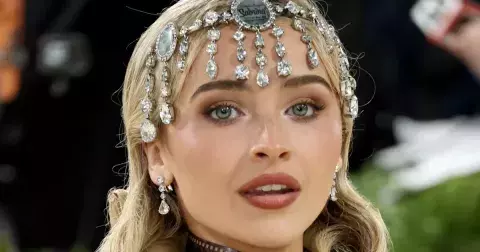 Met Gala Beauty 2026: Tvářenky jako akvarel a vlasy jako architektura