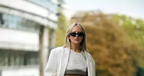 New neutral: Khaki sukně ke kolenům letos nahradí bílou midi klasiku