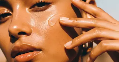 Light, but strong: Nová generace SPF fluidů a sér mění pravidla hry