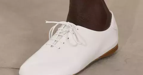 Kancelářský jarní dress code? Bílé tenisky ho zvládnou s přehledem