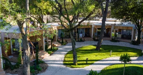 Luxus i divočina: 5 letních destinací, kde si vás zážitky najdou samy