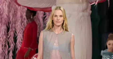From sheer to midi: 5 trendy sukní, za kterými se v létě otáčí svět