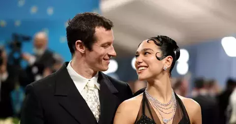 Dua Lipa & Callum Turner: love story, která (ne)končí zásnubami