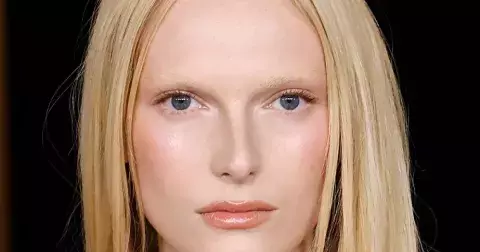 Šedá řasenka jako chytrý beauty hack, který dělá oči o číslo větší