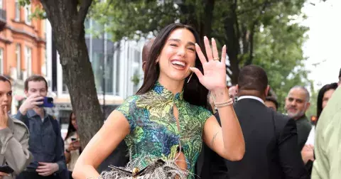 Dua Lipa se vdala po svém. Tajně, v Schiaparelli jako fashion bride