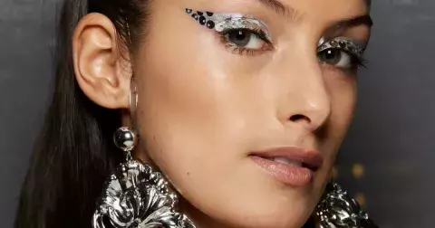 Festivalový make-up: Se třpytkami, i přirozeně glowy
