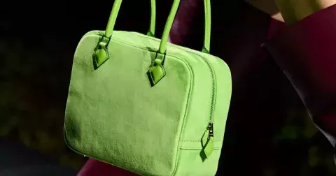 Jelly shoes a matcha kabelky: 5 doplňků, které oživí letní šatník