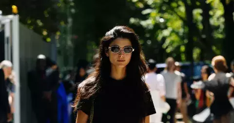 Džíny a tričko? 7 styling triků, díky kterým oživíte i basic outfit