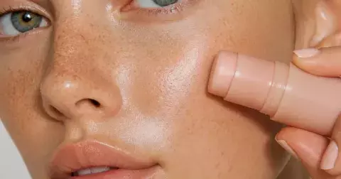 Sérum v tyčince je nová beauty obsese. Zaslouží si naší pozornost?