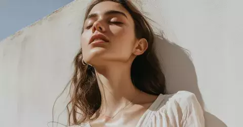 Gen Z utrácí za skincare tisíce. Podlehla ale zlozvyku opalování