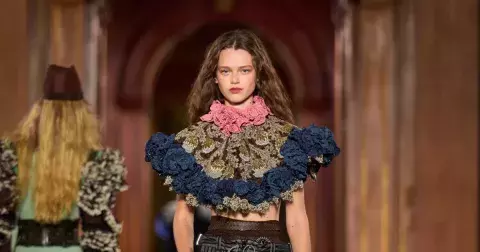 Módní flashback? Louis Vuitton vrací bolerka i medieval core