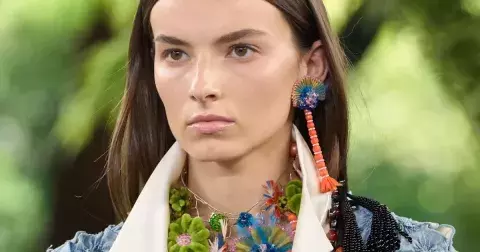 Šperky léta: 5 trendů, které rozzáří každý outfit