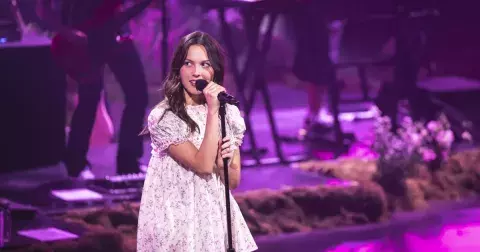 Olivia Rodrigo vrací do módy babydoll šaty. Proč budí kontroverze?