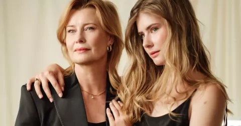 Charisma se dědí: Jitka Schneiderová a dcera Sofie zazářily na KVIFF