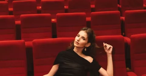 Zorova múza na zahájení KVIFF: Sára Sandeva připomněla hereckou ikonu