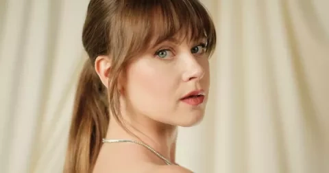 Síla minimalismu: Jenovéfa Boková jako femme fatale na KVIFF