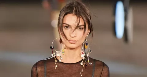 Emily Ratajkowski ukazuje, že cover-up není jen přehoz přes plavky