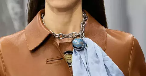 Amulety, brože a curated jewellery? Šperky letoška definuje osobitost