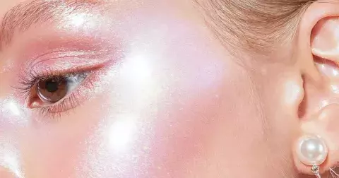 Teorie barev na tváři: Proč beauty svět sází na fialovou tvářenku