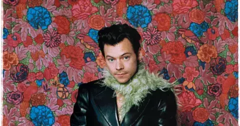 ELLE Book Club: Nahlédněte do osobní knihovny Harryho Stylese