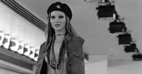 Džíny naruby? Jennie vrací jeden z nejpodivnějších trendů 90. let