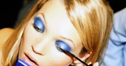 Zapomeňte na černé smoky eyes. Na podzim vládne denim i na víčkách