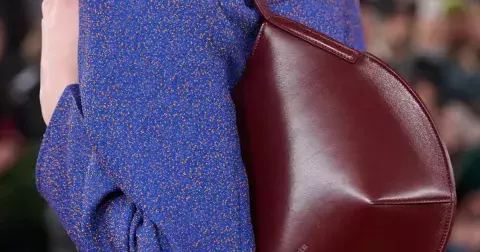 Burgundy kabelka: Stylová investice na podzim, kterou vynosíte už teď
